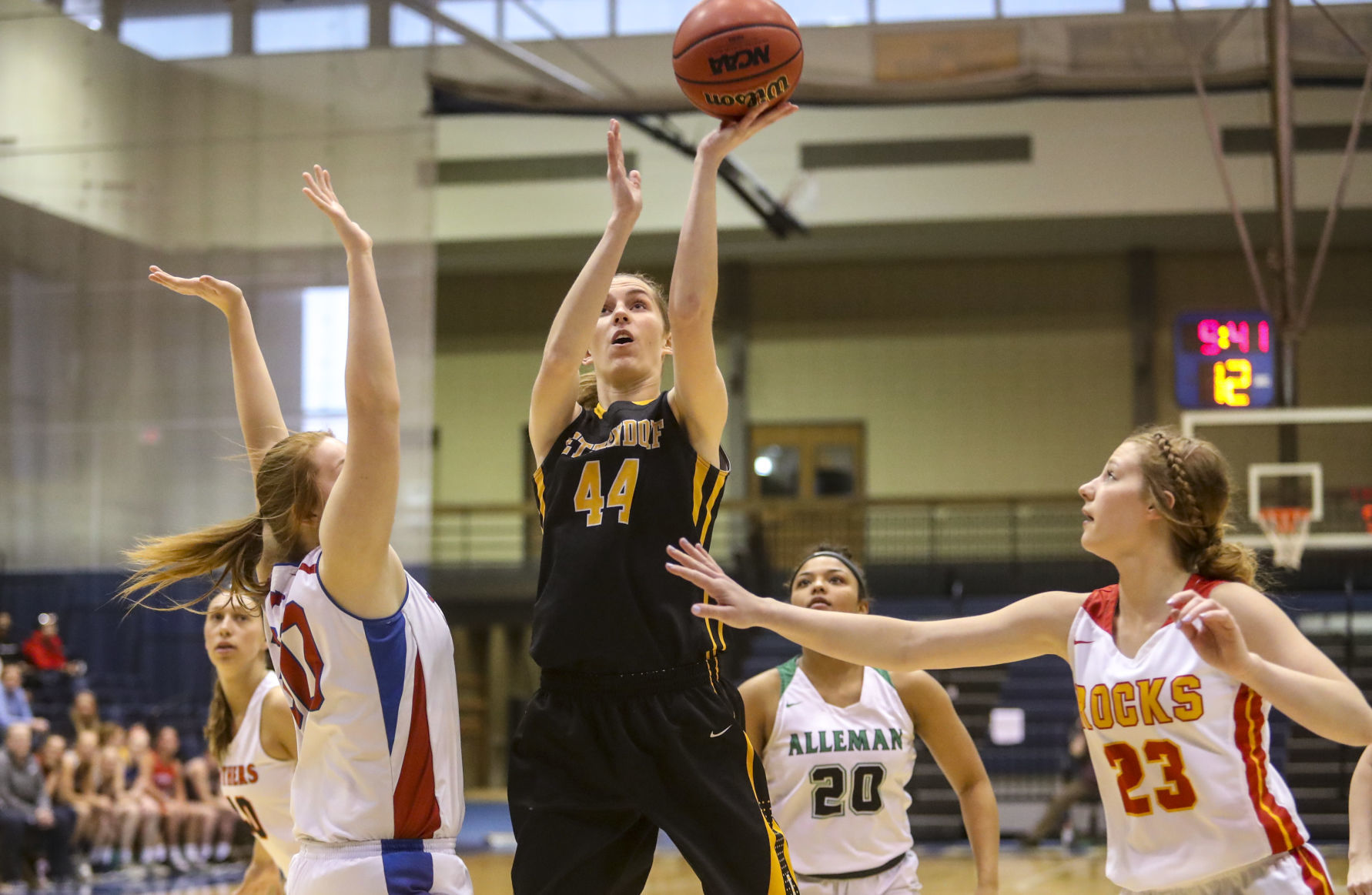 031819-qct-spt-seniorhoops-g001